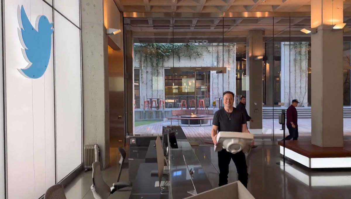 This video grab taken from a video posted on the Twitter account of billionaire Tesla chief Elon Musk on October 26, 2022, shows him carrying a sink as he enters the Twitter headquarters in San Francisco.