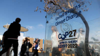 Participants arrive at the Sharm el-Sheikh International Convention Centre, during the COP27 climate conference in Egypt's Red Sea resort city of the same name, on November 17, 2022.