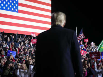 Trump stands in front of cheering crowd at Ohio rally