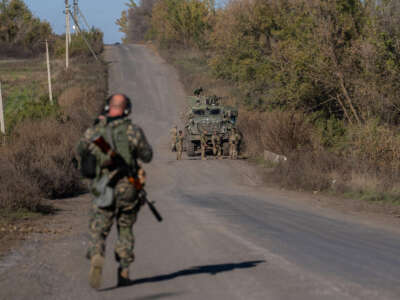 Soldados ucranianos entrenan en un vehículo de combate blindado resistente a minas MaxxPro MRAP Navistar suministrado por Estados Unidos el 17 de octubre de 2022, en Nyzhche Solone, oblast de Kharkiv, Ucrania.