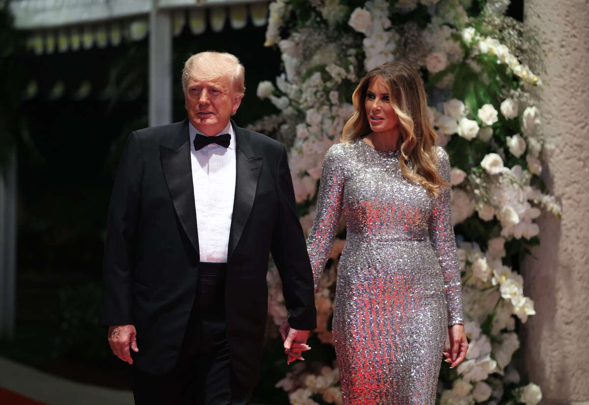 Donald Trump walks intoa fancy event with his wife
