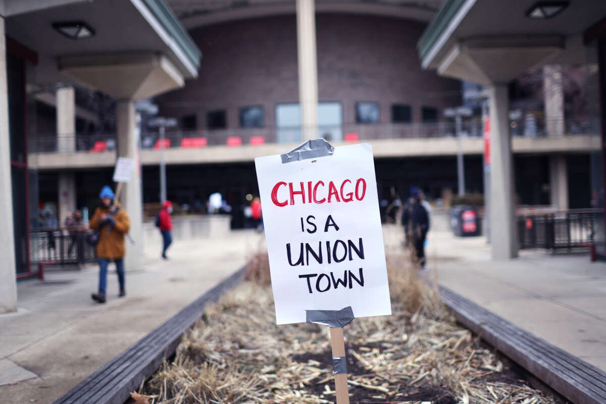 A sign reading "CHICAGO IS A UNION TOWN" stands in an otherwise empty planter