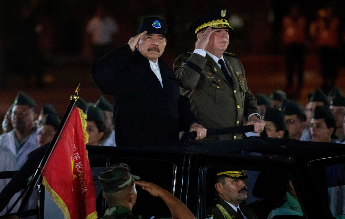 El presidente de Nicaragua, Daniel Ortega, a la izquierda, y el Comandante en Jefe del Ejército de Nicaragua, General Julio Avilés, saludan durante una ceremonia cuando Avilés comienza su tercer mandato consecutivo como jefe del ejército en la Plaza de la Revolución en Managua, el 21 de febrero de 2020.