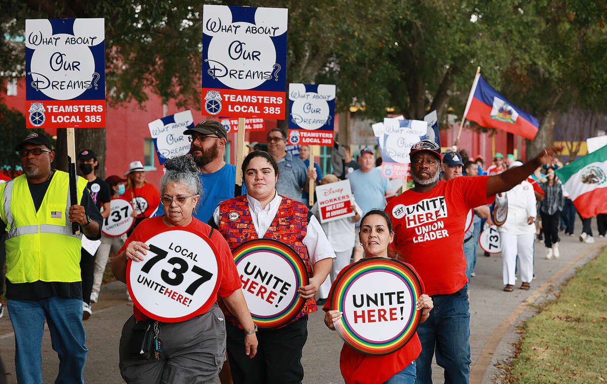 Cientos de trabajadores de Disney marchan a lo largo de Maingate Lane y US Highway 192 en Kissimmee, Florida, el 30 de noviembre de 2022.
