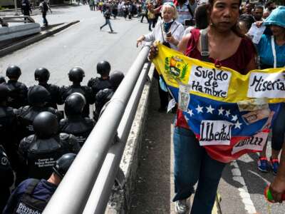 Los venezolanos realizan una manifestación exigiendo salarios acordes con la creciente inflación y el alto costo de las necesidades básicas en Caracas, Venezuela, el 23 de enero de 2023.