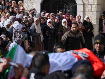 Los palestinos lloran durante el funeral de Abdullah Sami Qalalweh en su pueblo de al-Judaydeh al sur de Jenin en Cisjordania ocupada, el 4 de febrero de 2023.