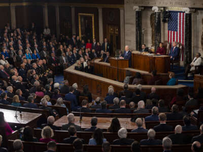 El presidente Joe Biden habla ante el Congreso durante su discurso sobre el estado de la Unión el 8 de febrero de 2023 en Washington, DC