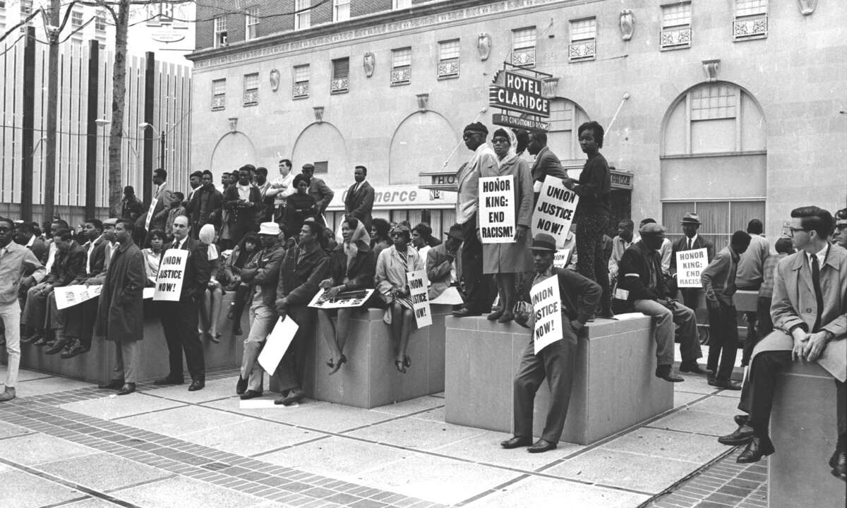 Trabajadores sanitarios en huelga fuera del Hotel Claridge tras el asesinato de Martin Luther King Jr. en Memphis, Tennessee, el 6 de abril de 1968.