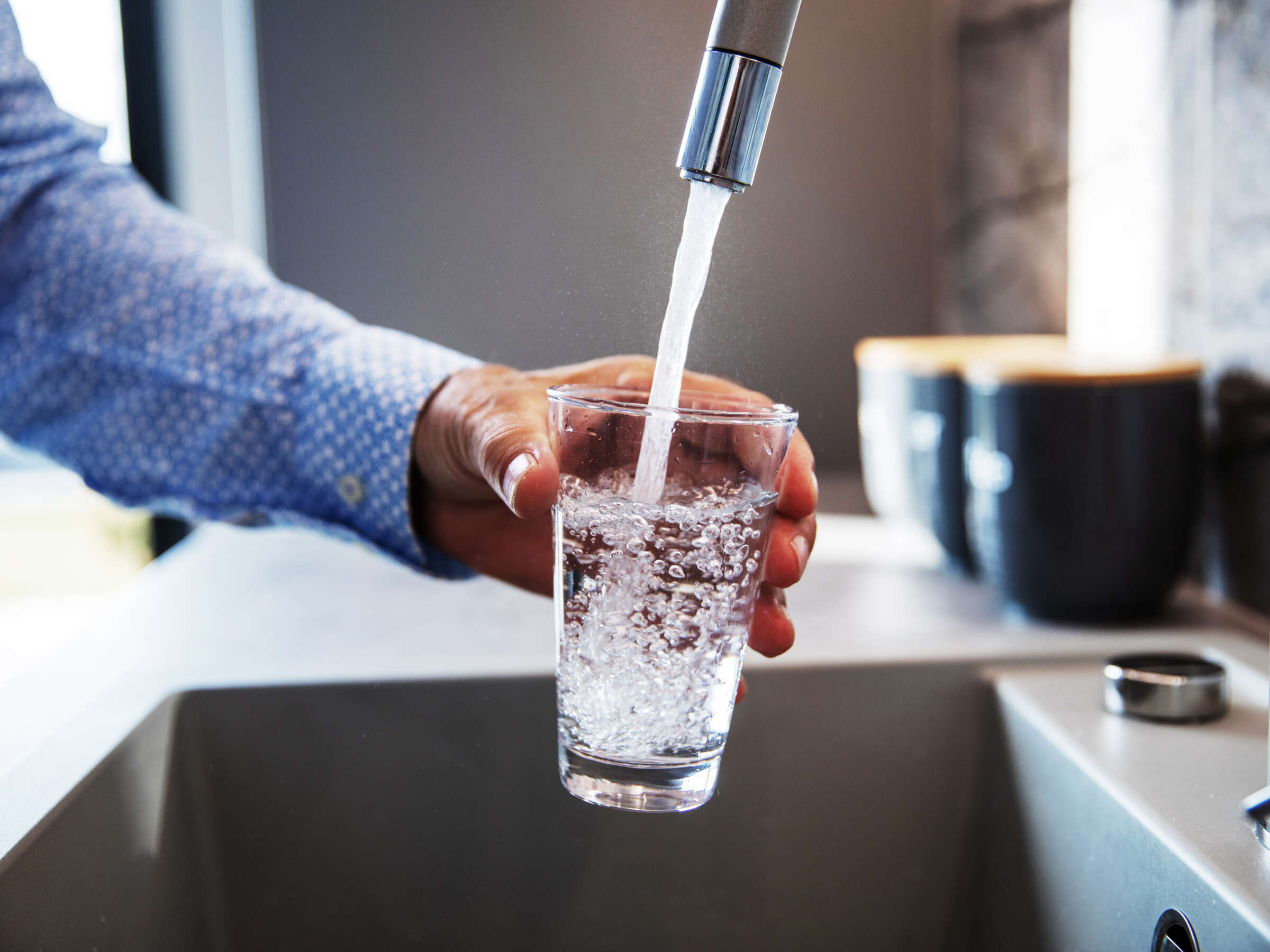 Переливать воду из стакана в стакан. Диабетик пьет воду. Семья пьет воду. Нельзя пить воду во время еды