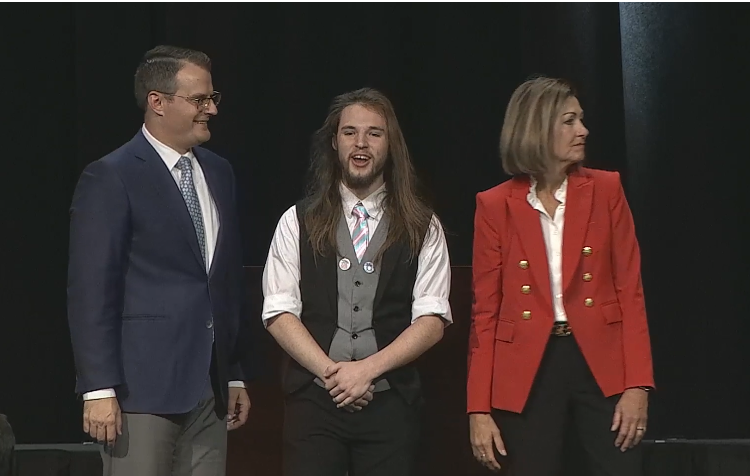 Iowa Trans Teen Receiving Award From Gov Shouts "Trans Rights Are Human Rights" - Vimarsana News