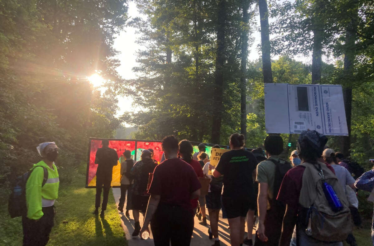 Cerca de 150 activistas participan en la Marcha por el Bosque realizada el 28 de junio de 2023.