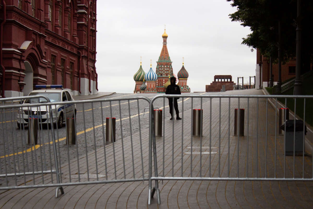 Un policía hace guardia en la Plaza Roja cerrada en Moscú, Rusia, el 24 de junio de 2023.