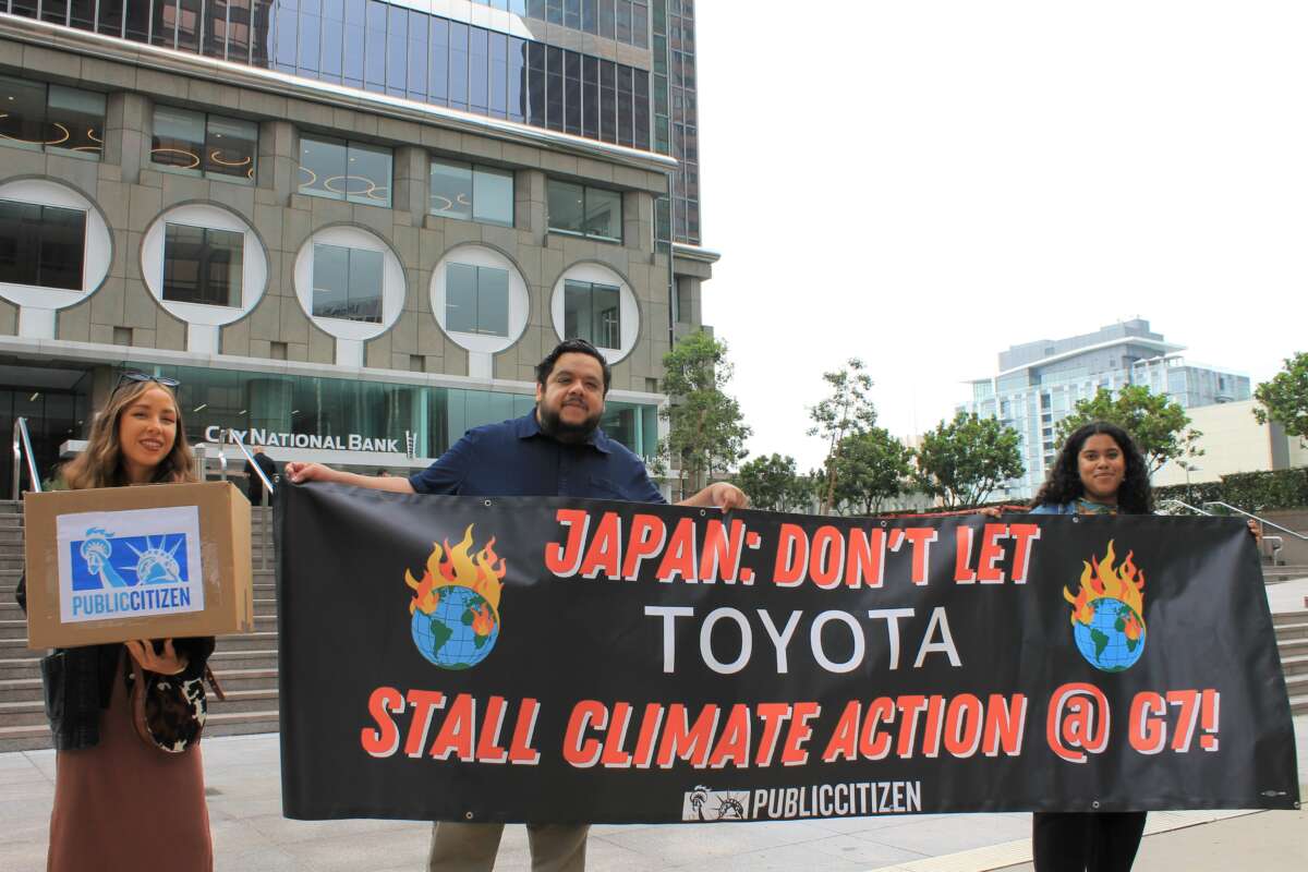 Public Citizen and allies from Jobs to Move America deliver a petition with over 6,500 signatures to Japan’s Los Angeles Consulate demanding that the country stop allowing Toyota to halt climate action at home and across the globe.