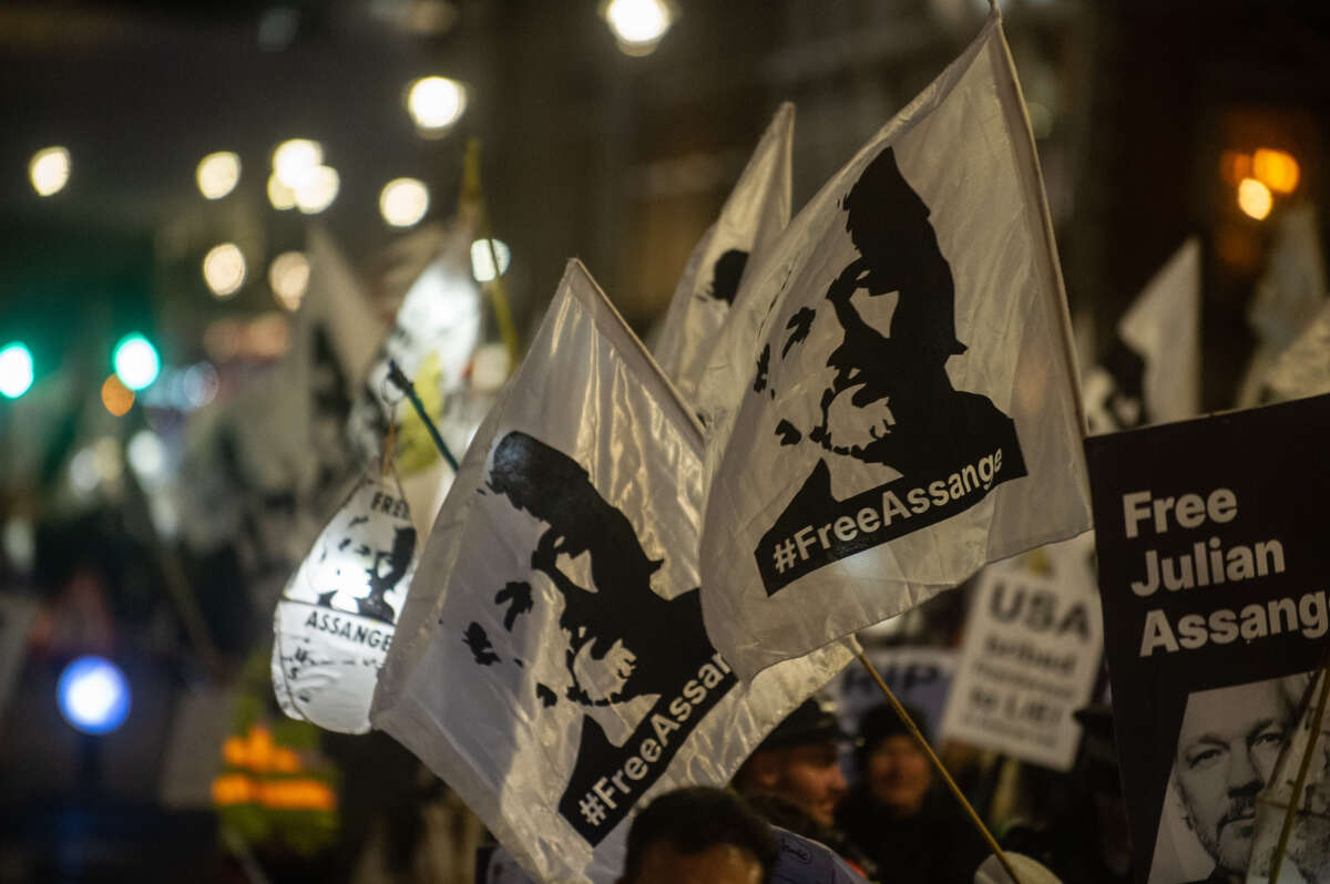 Partidarios de Julian Assange celebran un carnaval nocturno para pedir su liberación
