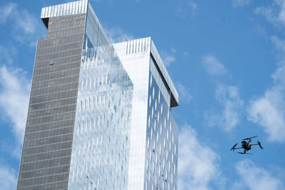 Se muestra un dron de la policía de Nueva York volando durante una conferencia de prensa sobre la concesión de permisos para operaciones de drones en la ciudad de Nueva York en el Muelle 35 en el bajo Manhattan el 21 de julio de 2023.