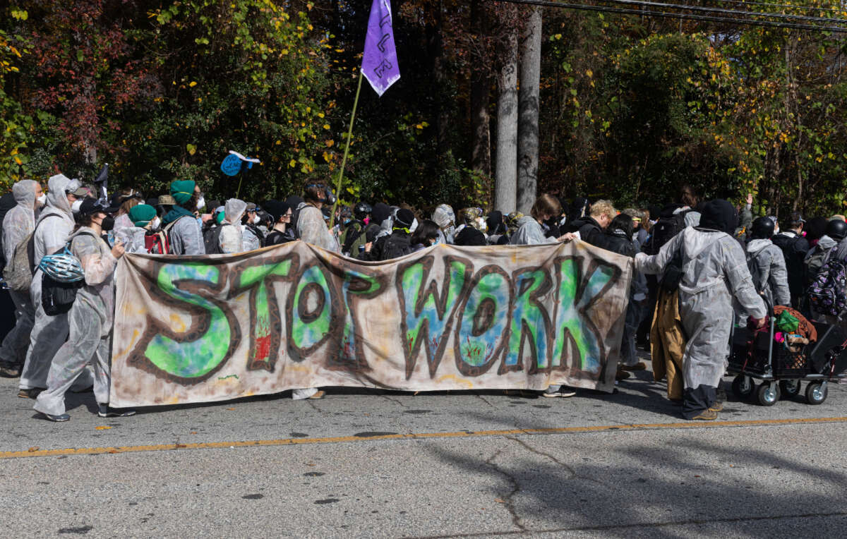 La marcha 'Block Cop City' regresó a Gresham Park en Atlanta, Georgia, el lunes 13 de noviembre de 2023. Activistas de 'Stop Cop City' se reunieron de todo Estados Unidos para asistir a la marcha 'Block Cop City' al sitio de construcción para el Centro de Capacitación en Seguridad Pública de Atlanta.