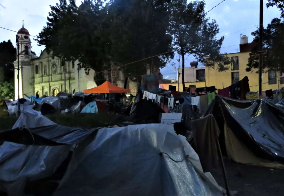 Cientos de inmigrantes han acampado frente a una iglesia en el centro de la Ciudad de México, ya que la iglesia está llena.