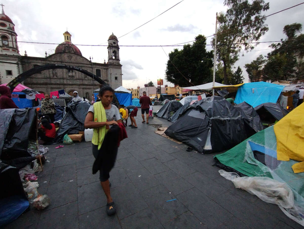 Cientos de inmigrantes han acampado frente a una iglesia en el centro de la Ciudad de México, ya que la iglesia está llena.