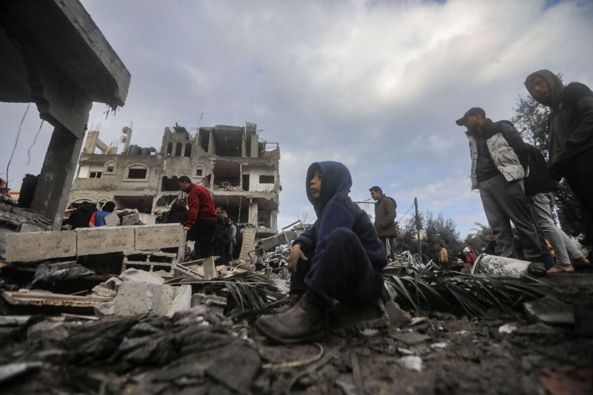 Los palestinos inspeccionan los escombros de los edificios destruidos tras el intenso bombardeo israelí del campo de Al-Maghazi en el centro de la Franja de Gaza.