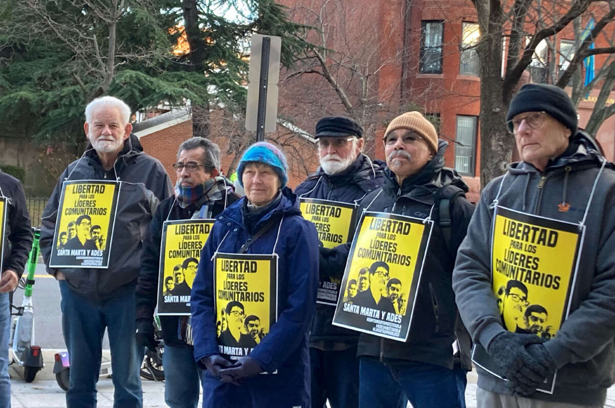 Activistas se manifiestan frente a la embajada de El Salvador en Washington DC el 11 de enero, un año después de que cinco defensores del agua que defendieron la ley antiminería de El Salvador fueran arrestados por cargos que se remontan a la brutal guerra civil del país.