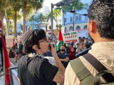 Nicole Morse habla en nombre de Jewish Voice for Peace South Florida en una marcha organizada por la Coalición del Sur de Florida por Palestina el 11 de noviembre en South Beach, Miami.