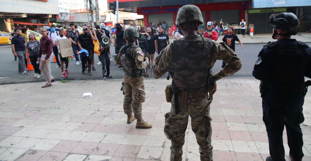 Las fuerzas de seguridad de Panamá observan a un grupo de manifestantes.