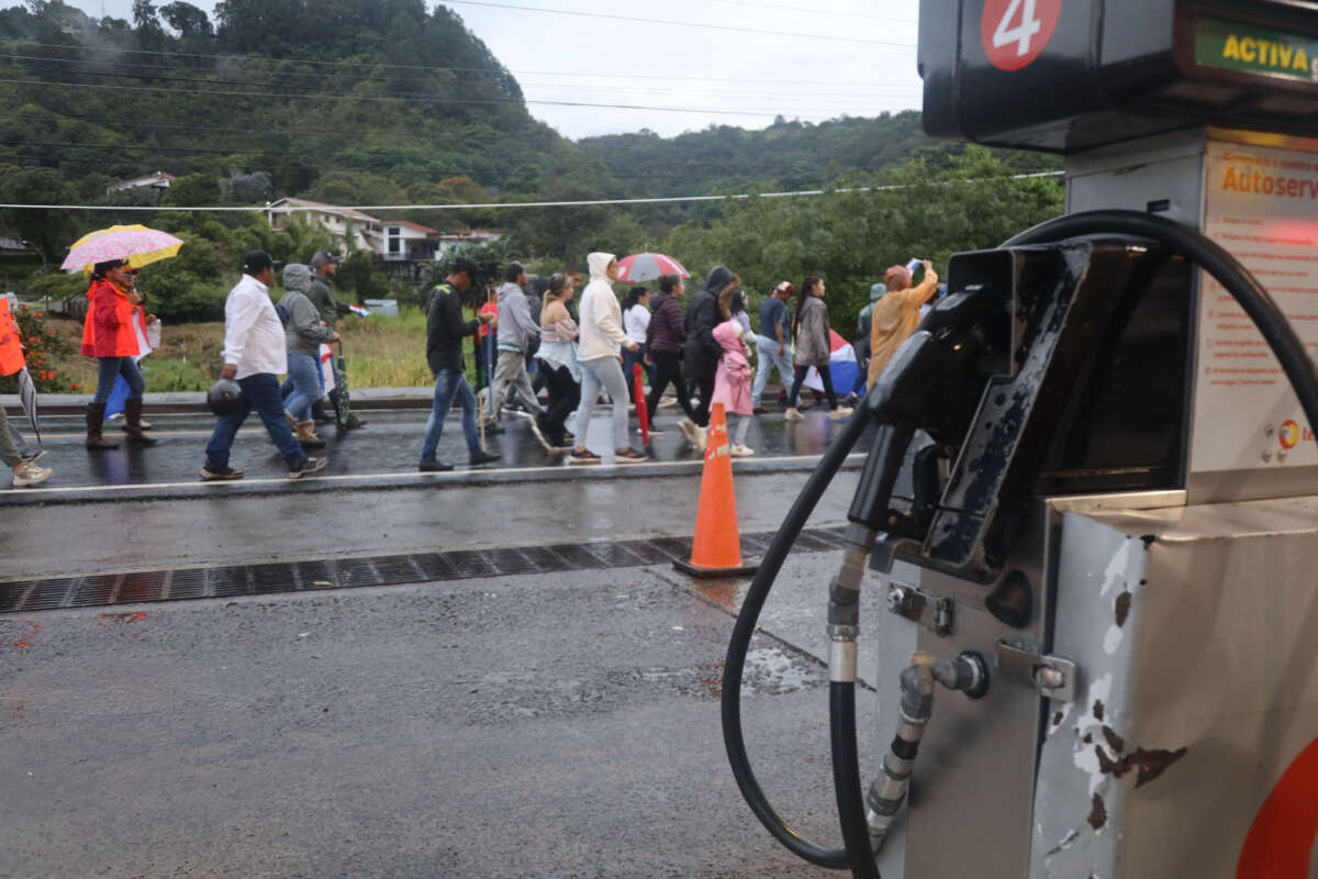 Los manifestantes marchan frente a una gasolinera vacía en el pueblo de Boquete, en las montañas de Chiriquí, en Panamá.