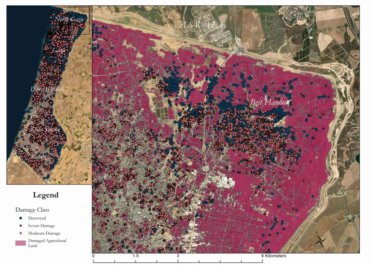 Dos mapas, uno al lado del otro: uno del territorio de Gaza, cubierto de pequeños puntos que indican edificios dañados o destruidos, y el otro que muestra una vista ampliada de Beit Hanoun en el norte de Gaza.