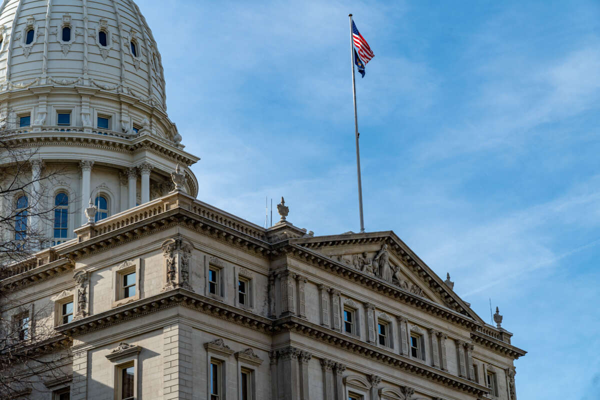 Michigan’s right-to-work repeal takes effect (woodtv.com)