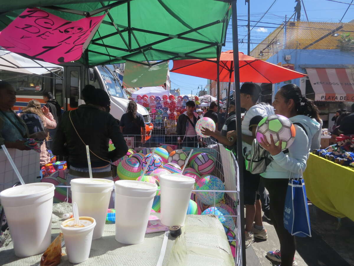 Strooss Verkeefer verkafen Plastik an enger Strooss am historeschen Zentrum vu Puebla.