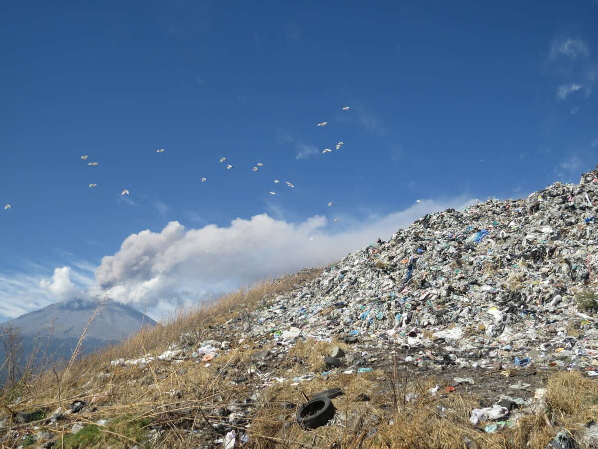 The waste dump in Atlixco, Puebla, sits right in front of the Popocatepetl volcano. Largely uncontrolled, with no sorting, and with a single security guard at the entrance, it is a health and environmental hazard.