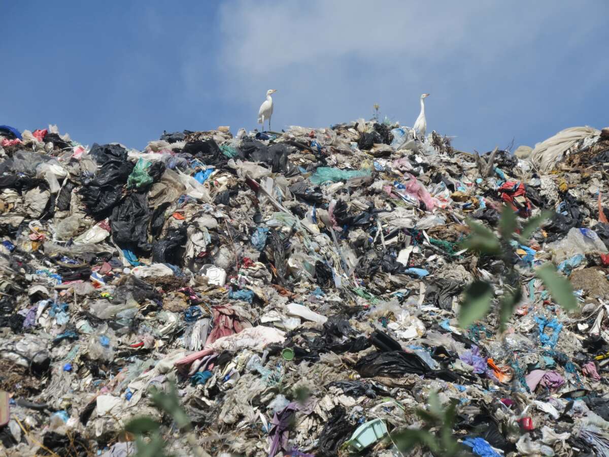 Odlagalište otpada u Atlixcu, Puebla, nalazi se točno ispred vulkana Popocatepetl. Uglavnom nekontrolirano, bez razvrstavanja i s jednim zaštitarom na ulazu, opasno je za zdravlje i okoliš.