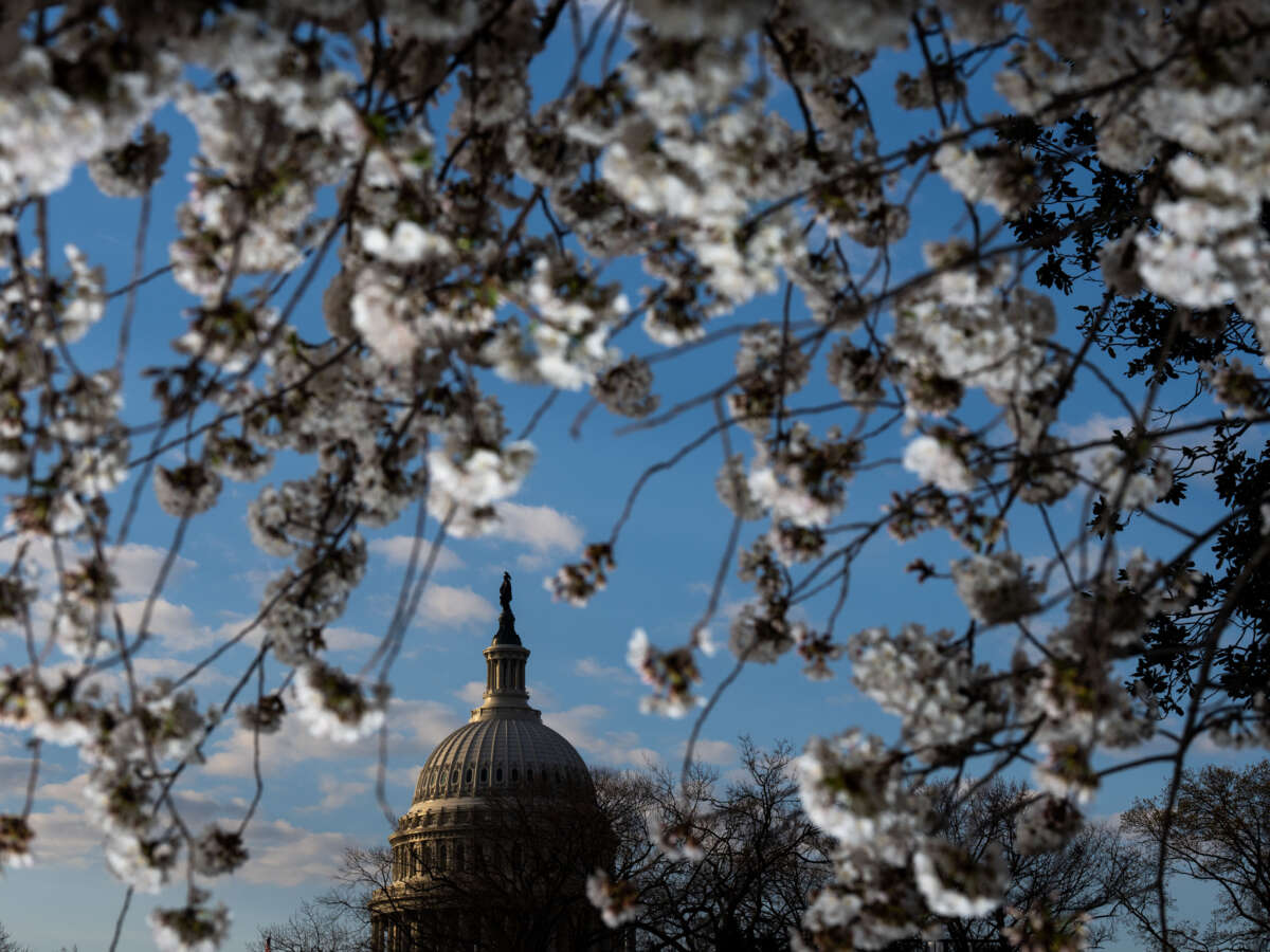 Sanders, Democrats Introduce Bill to Guarantee Workers Paid Time Off