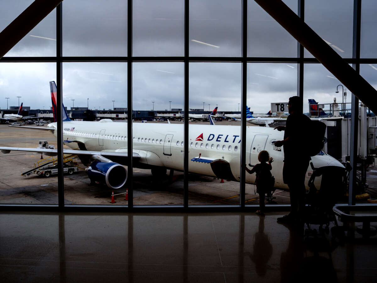Delta Airlines Forces Passenger to Remove T-Shirt in Anti-Palestine Move