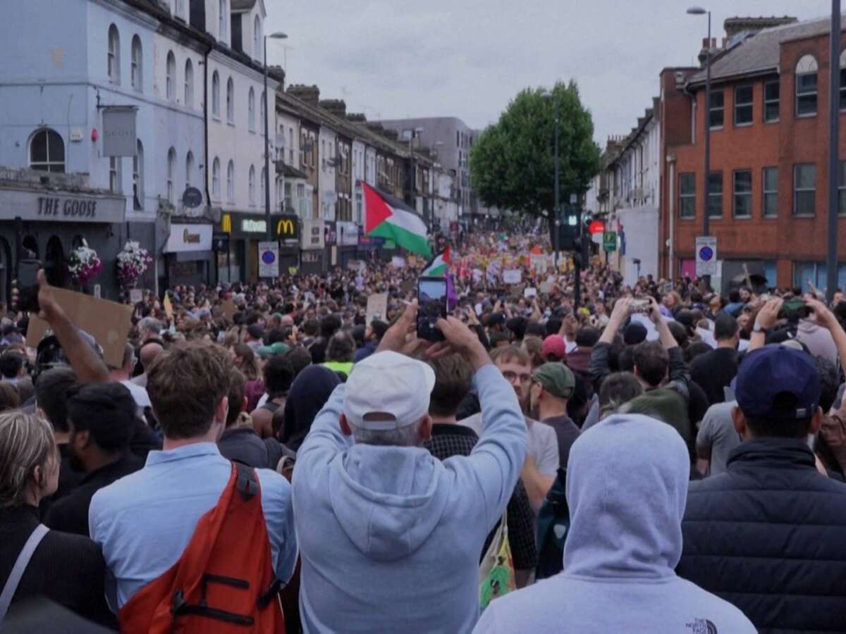 Thousands in UK Rally Against Fascism and Islamophobia Amid Far Right Riots