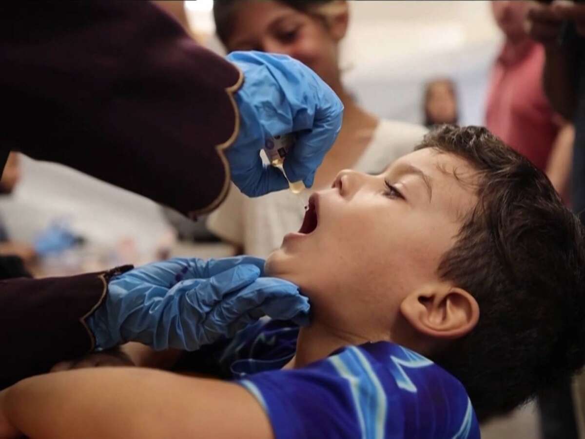 Aid Workers Administer Polio Vaccines in Gaza During Pauses in Israeli Attacks