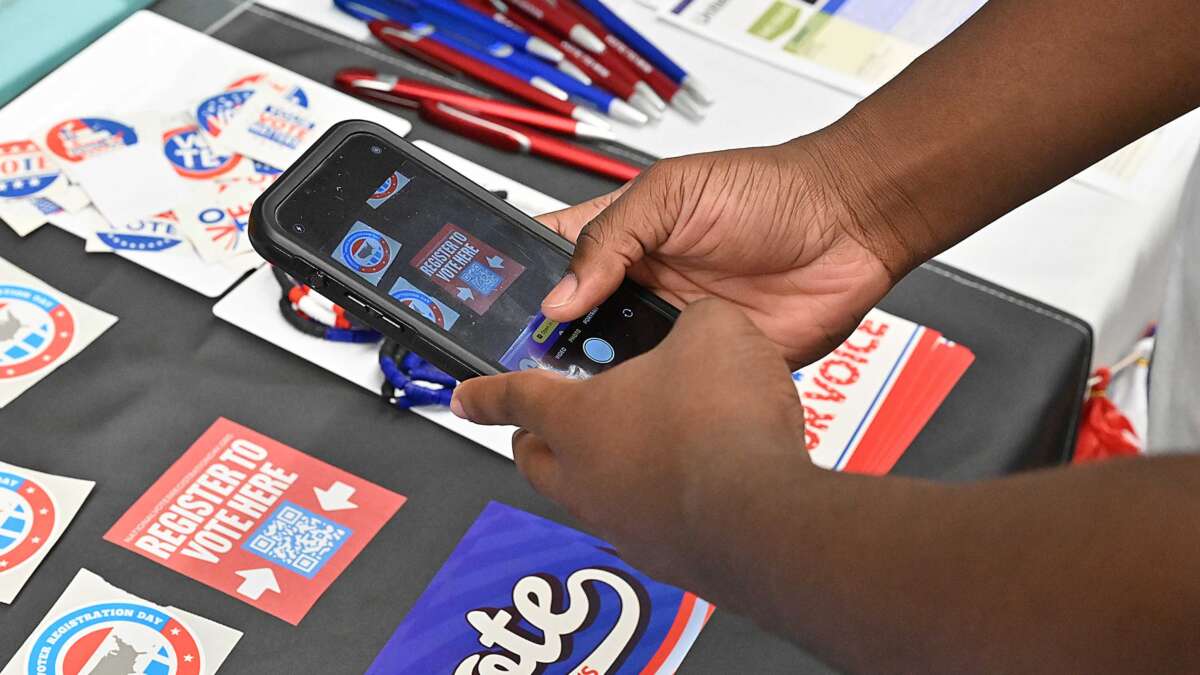 Zachari Barnes, a freshman from Baltimore, scans a QR code in order to complete his voter registration on October 29, 2024.