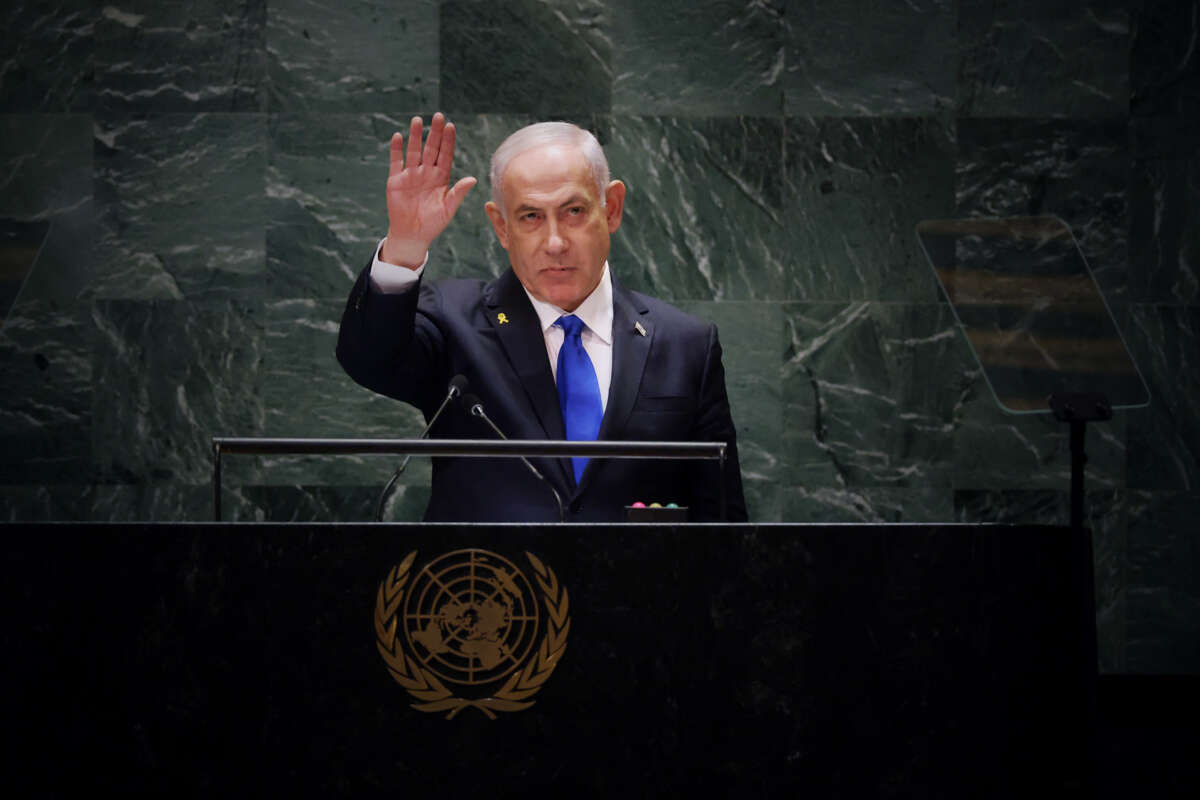 Benjamin Netanyahu raises a hand in the UN