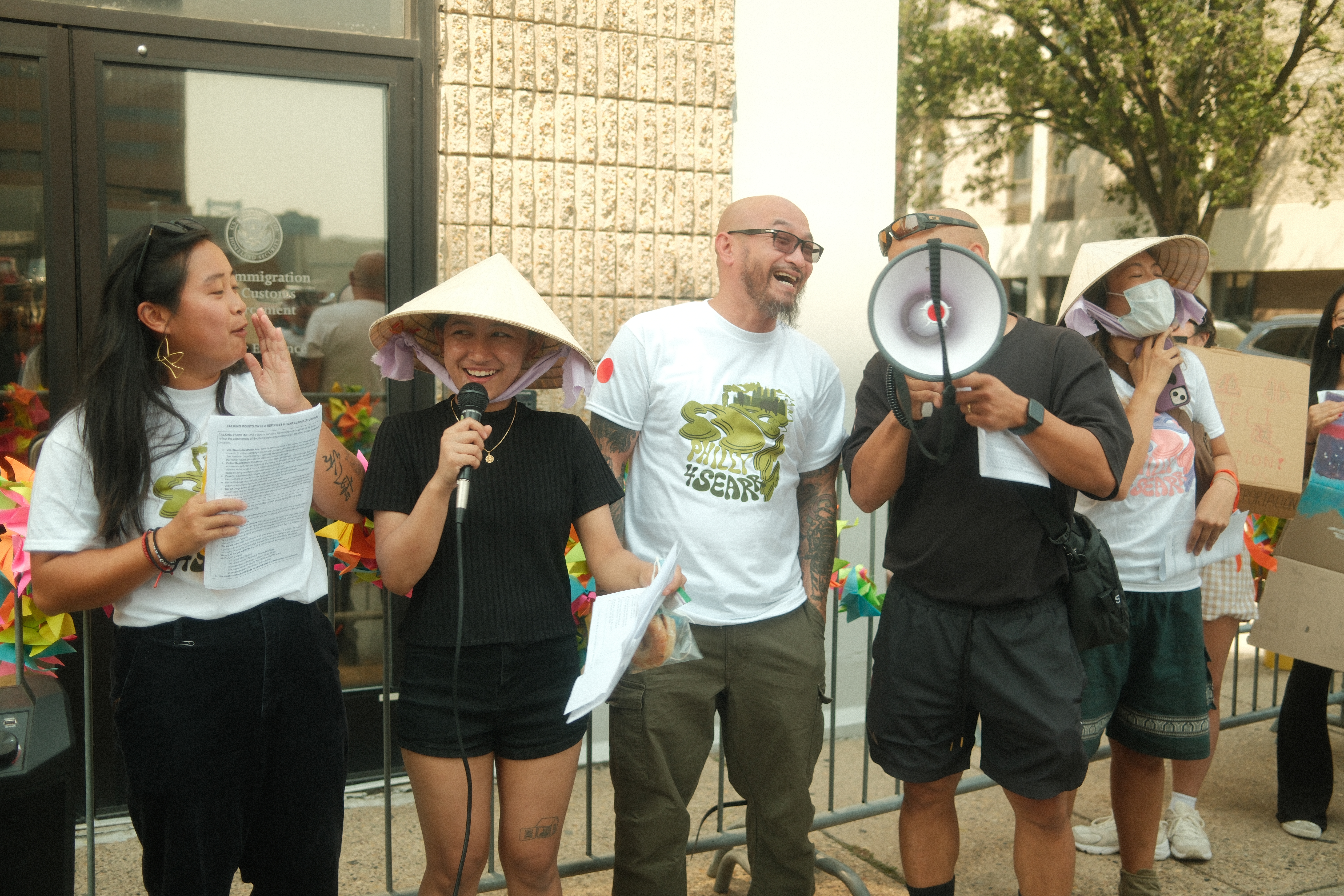 Sereyrath “One” Van zingt met de organisatoren van de gemeenschapsorganisatie VietLead en zijn aanhangers tijdens de bijeenkomst vóór zijn check-in op 15 augustus 2024, buiten het Philadelphia ICE Field Office.