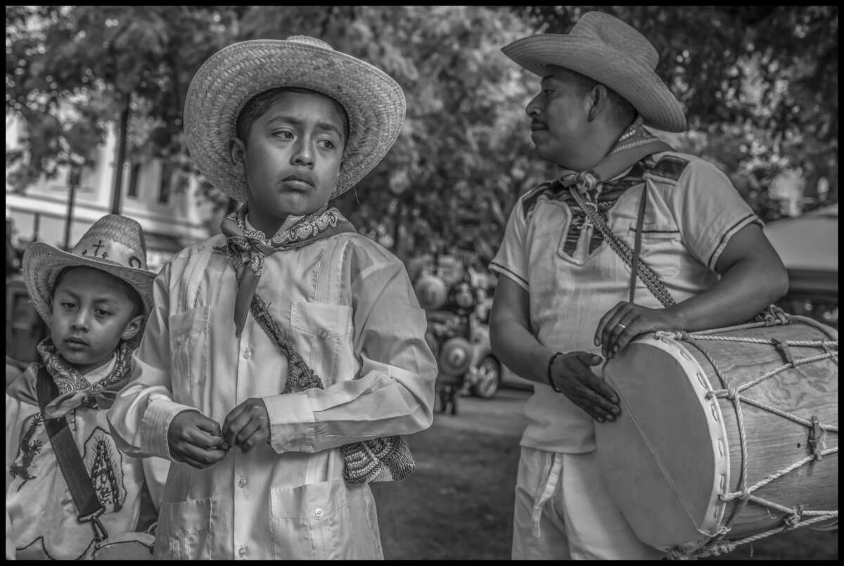 Músicos de Half Moon Bay, California, se reúnen para Gelaguetza.