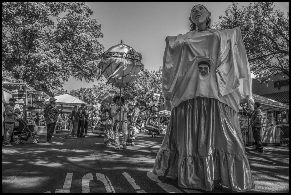 Una procesión de bailarines, la Calenda, se establece alrededor de Healdsburg Plaza, dirigida por los gigantes, figuras procesionales gigantes, y un globo, una costumbre de las ciudades en los valles centrales de Oaxaca.