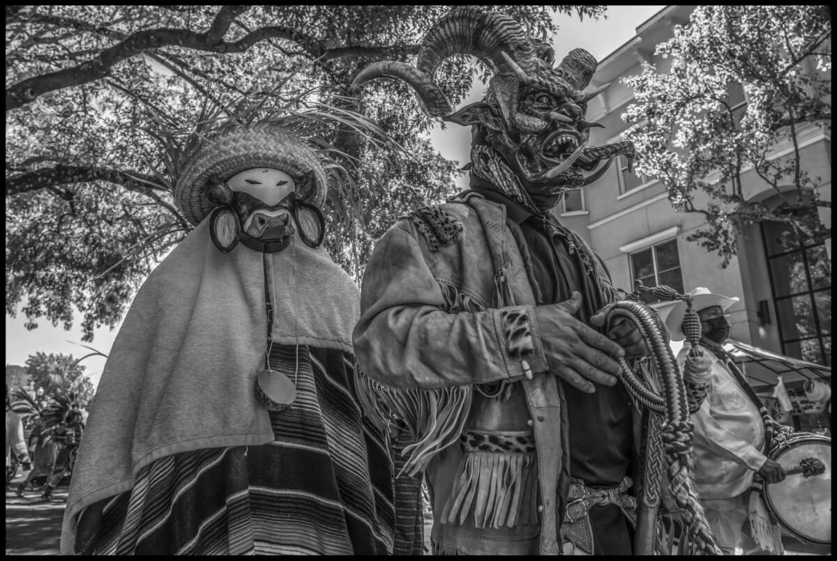 Los bailarines y los músicos se unen al desfile en la Calenda.