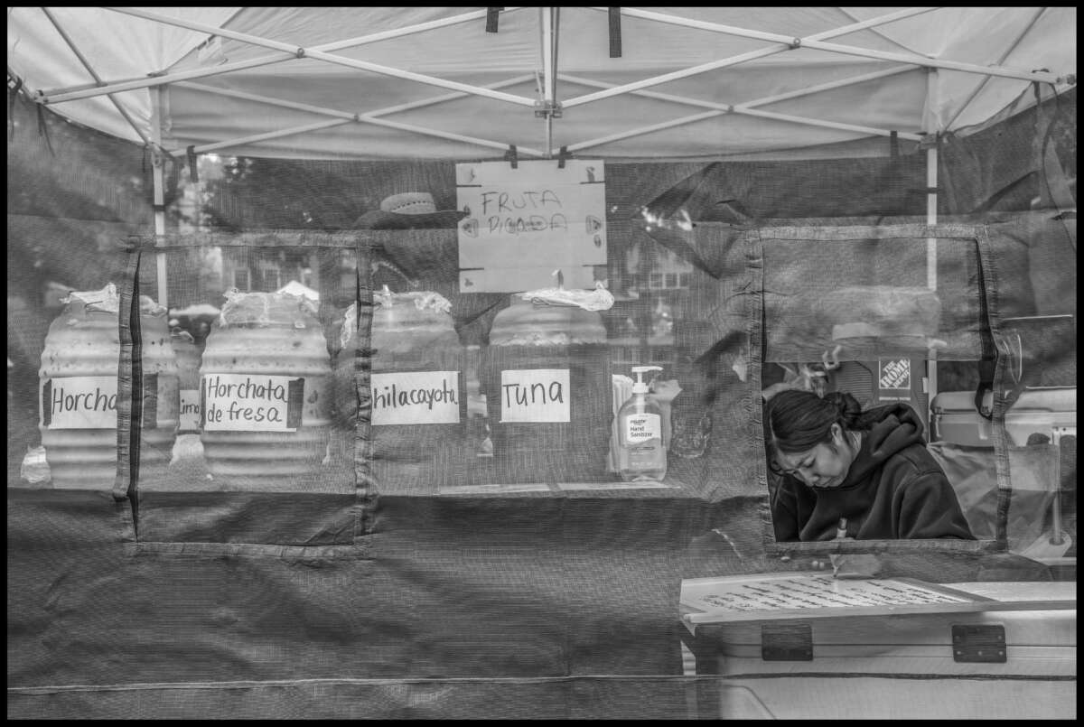 Los puestos de comida se alinean en la plaza. Este anuncia Aguas, o bebidas hechas de arroz (Horchata y Horchata con fresas), fruta de cactus (atún), calabaza de oaxacán (chilacayote) y otras frutas y verduras.
