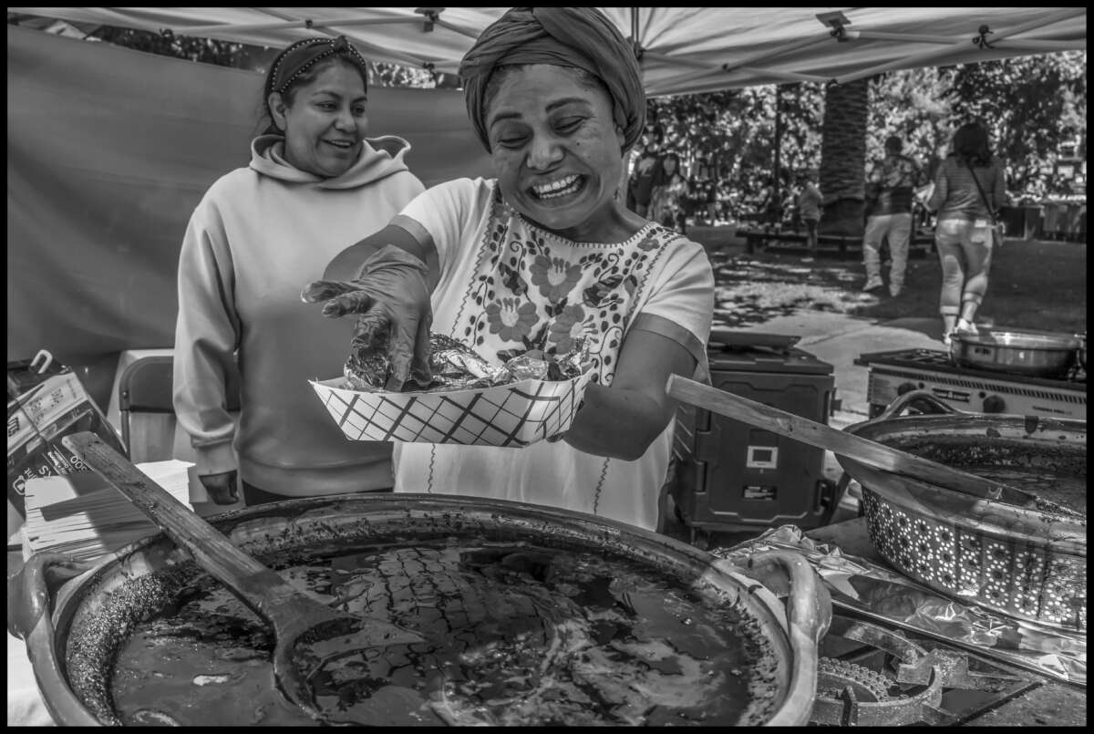 Este soporte de alimentos vende un topo de oaxacán que se puede hacer de chocolate, semillas de sésamo, chiles y otros ingredientes.