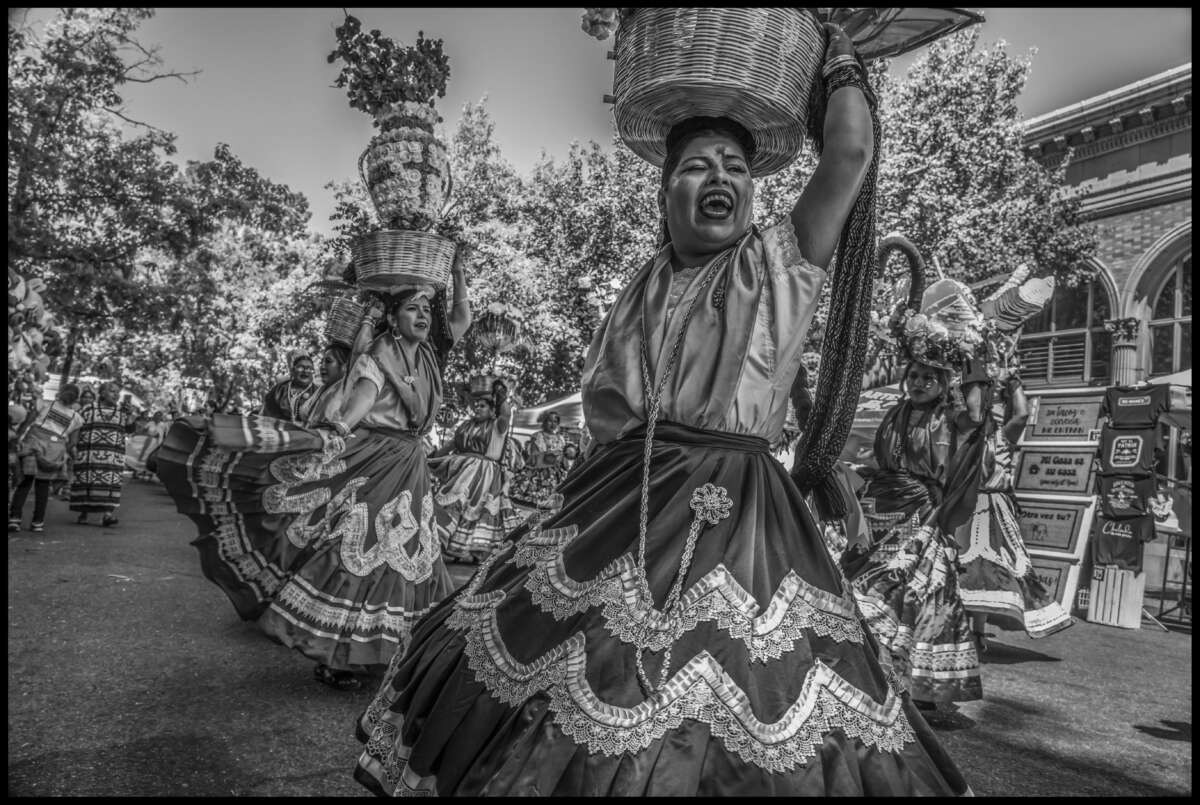 Adornado en los elaborados tocados y faldas fluidas de las Chinas Oaxqueñas, bailarines de Las Azucenas de María, un grupo del valle de San Joaquín, realizan un baile del barrio de Chinas de la ciudad de Oaxaca de Juárez.