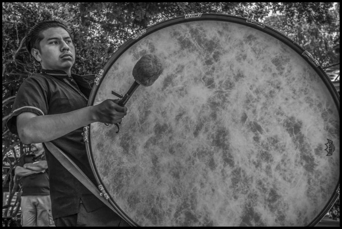Un músico lleva su enorme bombo, manteniendo tiempo para los bailarines en la Calenda.