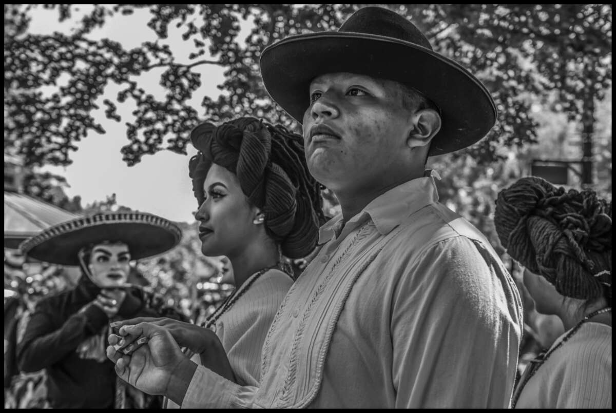 Los bailarines del Grupo Folklorico Huaxyacac se reúnen en la Calenda.