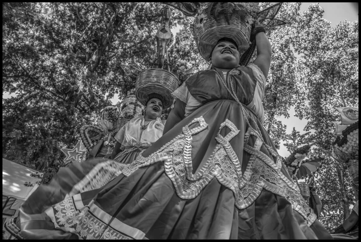 Los bailarines de Las Azucenas de Maria actúan.