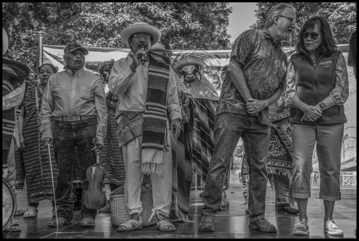 Antes de que las actuaciones comiencen en el escenario, las personas de diferentes comunidades indígenas dan una bienvenida en sus propios idiomas, mientras que la alcaldesa de Healdsburg, Evelyn Mitchell (derecha), habla con el vicealcalde Chris Herrod (centro).