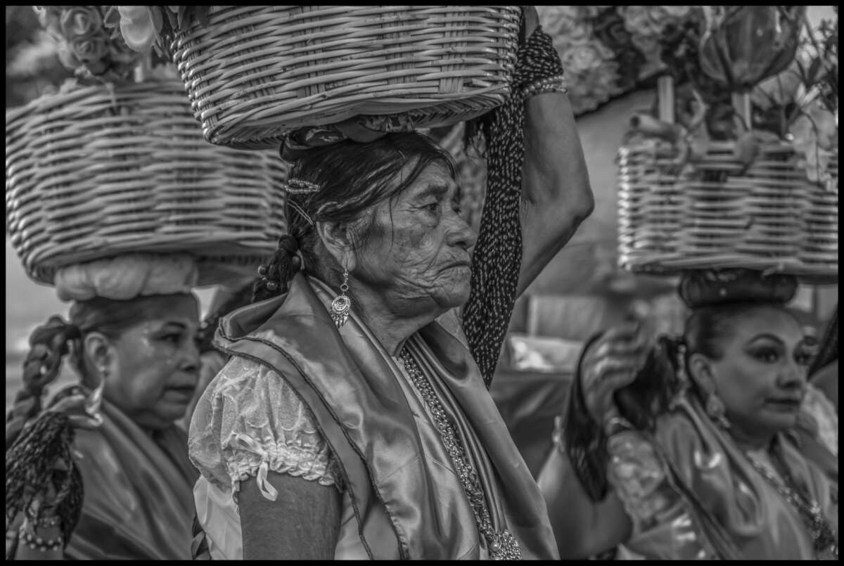 Miembros de Las Azucenas de María se encuentran en la Calenda.